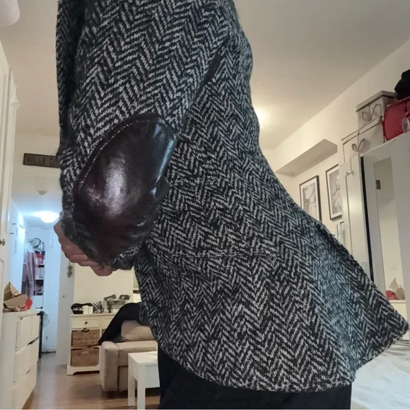 Smythe Herringbone Blazer with leather patches and Faux Fur Collar sz 6 - Picture 3 of 9